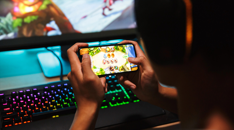 Gaming Apps Encourage Layered Interaction - WeeTech Solution Pvt Ltd Gamers using multiple screens for layered interaction.
